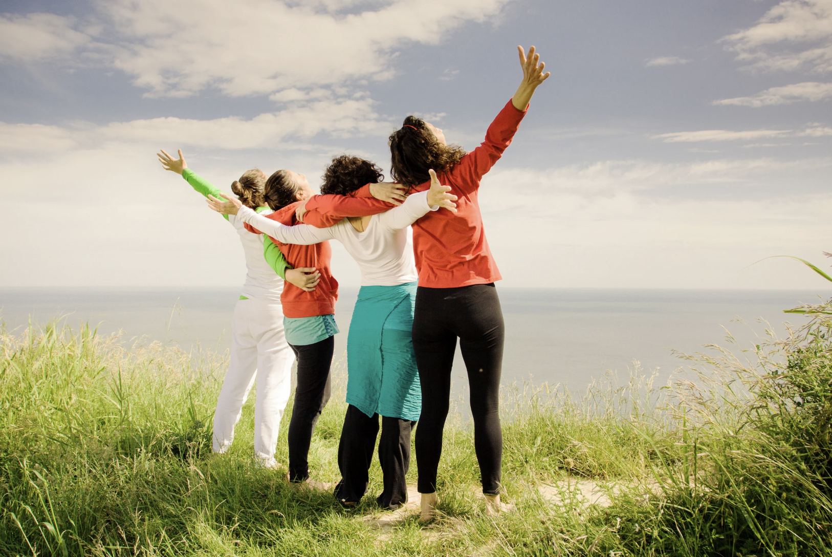 Quatro mulheres de meia-idade felizes e ativas juntas, simbolizando apoio mútuo e bem-estar na perimenopausa