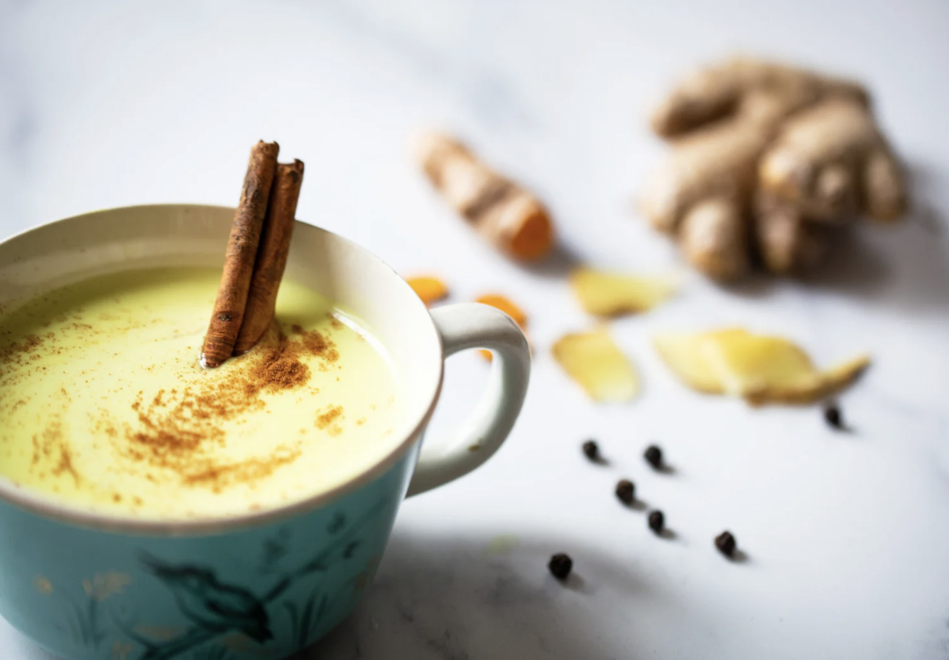 smoothie golden milk vegano cremoso com cúrcuma e gengibre