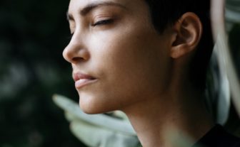 Capa do artigo com o título “O Puzzle que Ninguém Montou para Si” e imagem editorial feminina.