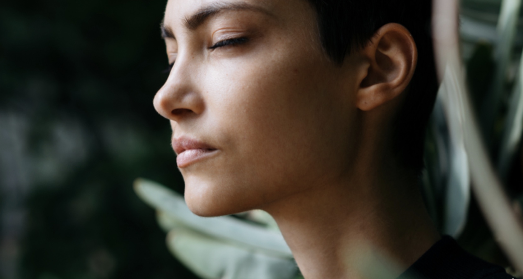 Capa do artigo com o título “O Puzzle que Ninguém Montou para Si” e imagem editorial feminina.